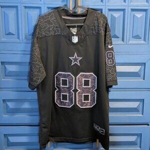 NFL ON FIELD - Cee Dee Lamb w/ Camo Jersey